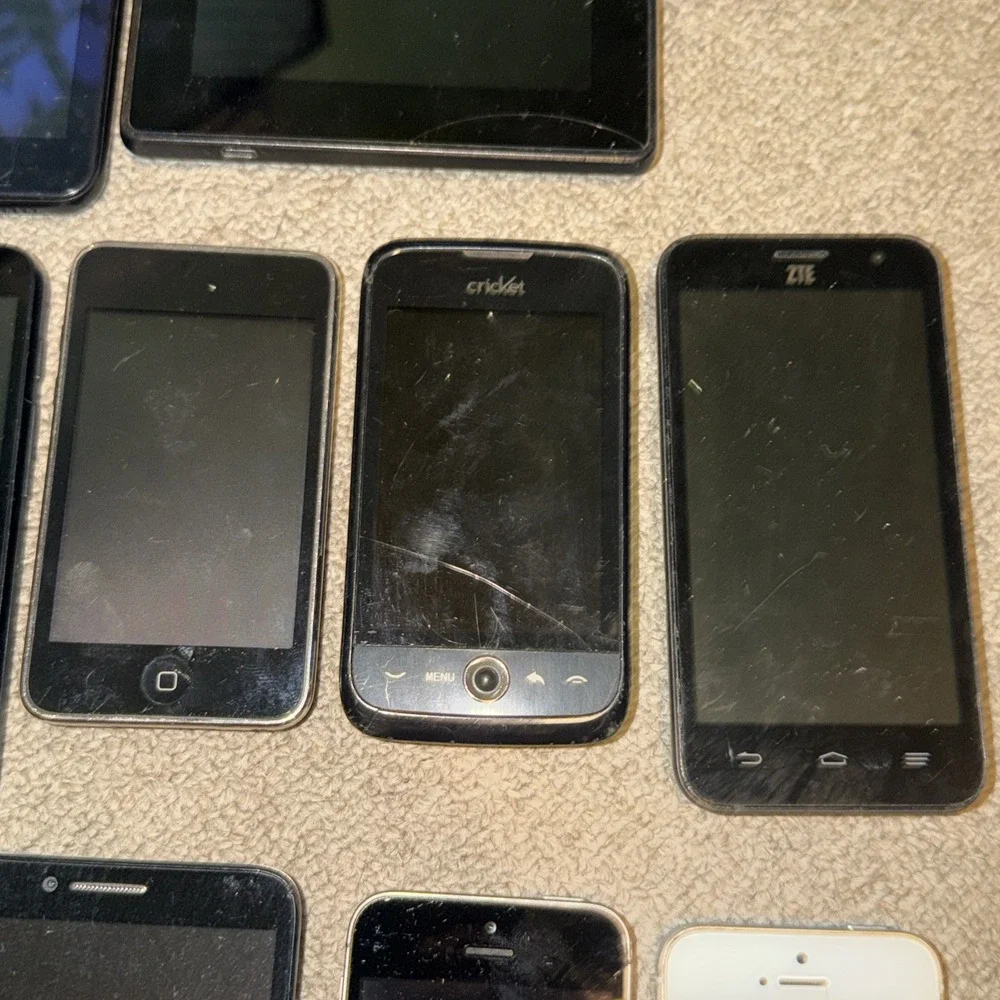 Lot Of 21 Cell Phones/Pads For Parts Only (Apple, Samsung, Motorola,LG) READ
